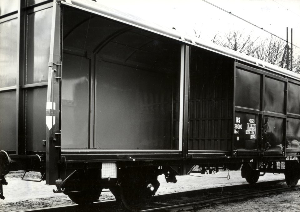 HUA-169833-Afbeelding van de fabrieksnieuwe gesloten goederenwagen (schuifwandwagen) nr. NS 38000 (type Hbs-t, serie NS 38000-38499) van de N.S. op het terrein van Werkspoor te Utrecht