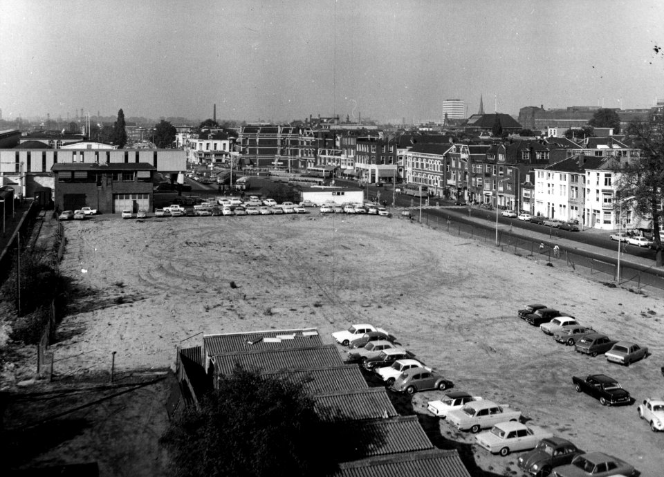 HUA-154428-Gezicht op het terrein van de kort na de opname afgebroken gebouwen van Van Gend & Loos aan de Moreeslelaan te Utrecht. Links op de achtergrond de ingang naar de nieuwe Traverse over de perrons van he