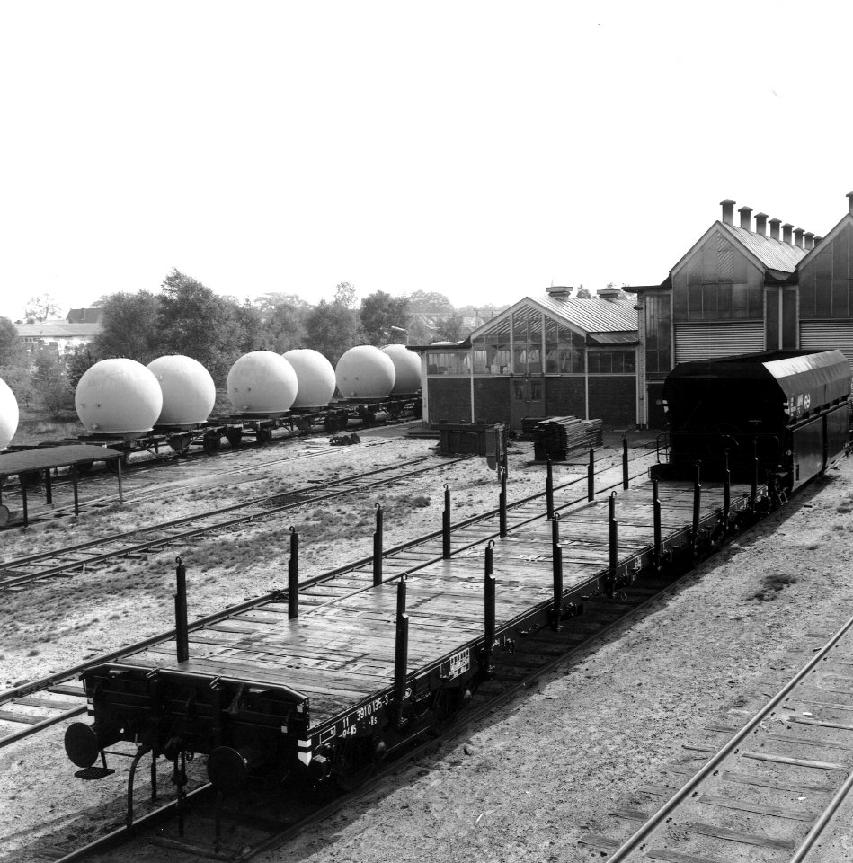 HUA-167482-Afbeelding van de 4-assige rongenwagen nr. 1184 391 0 135-3 (type Rs) van de N.S. op het terrein van de Hoofdwerkplaats (wagenwerkplaats) van de N.S. te Amersfoort
