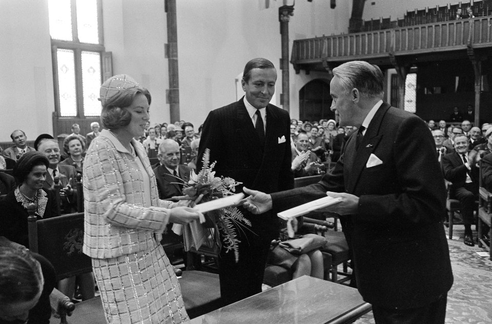 In de Ridderzaal ontvangen prinses Beatrix en prins Claus, uit handen van de com, Bestanddeelnr 919-5931