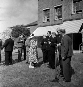 In de tuin van Stubbings House. Koningin Wilhelmina spreekt met de gedecoreerde, Bestanddeelnr 935-2651
