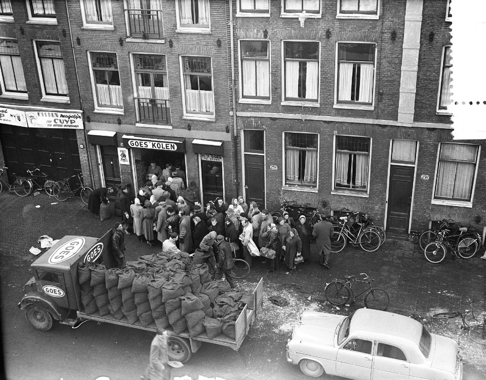 In de rij voor een portie kolen, Bestanddeelnr 907-6116