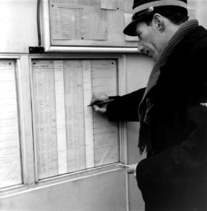 HUA-166739-Afbeelding van een machinist van de N.S. in het Bureau Dagorder in het N.S.-station Utrecht C.S. te Utrecht