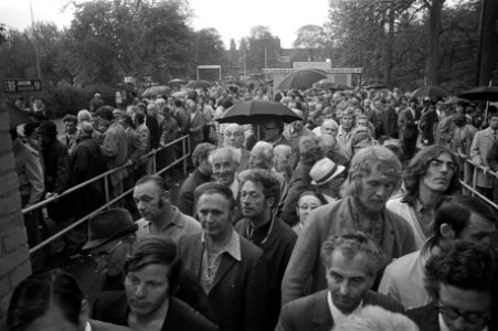 In de rij voor kaartjes voor de finale bij het Ajax-stadion De Meer in Amsterdam, Bestanddeelnr 925-6121