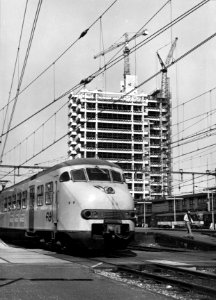 HUA-154480-Gezicht op de in aanbouw zijnde Katreinetoren van het NS station Utrecht CS te Utrecht met op de voorgrond een electrisch treinstel plan V mat 1964 va