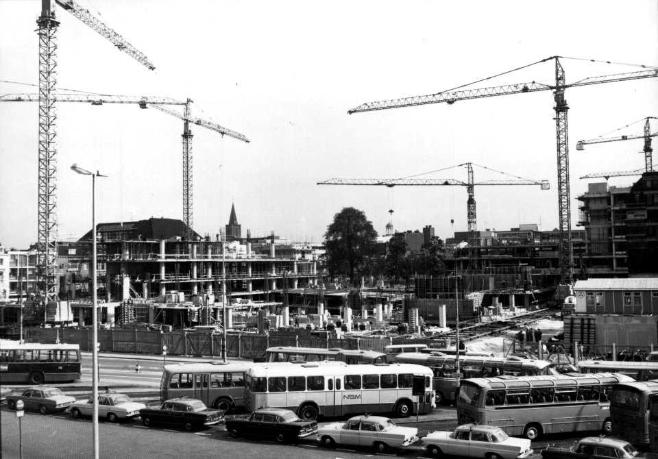 HUA-154469-Gezicht op de bouwwerkzaamheden aan het Winkelcentrum Hoog Catharijne te Utrecht met op de voorgrond de taxistandplaatsen aan het Stationsplein
