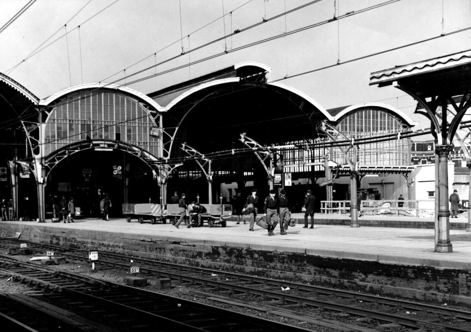 HUA-154423-Gezicht op het 2e perron (zuidzijde) van het N.S.-station Utrecht C.S. te Utrecht met een gedeeltelijk gesloopte perronkap ten behoeve van de bouw van de Traverse over het station