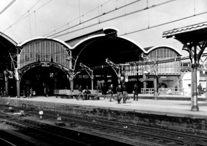 HUA-154423-Gezicht op het 2e perron (zuidzijde) van het N.S.-station Utrecht C.S. te Utrecht met een gedeeltelijk gesloopte perronkap ten behoeve van de bouw van de Traverse over het station