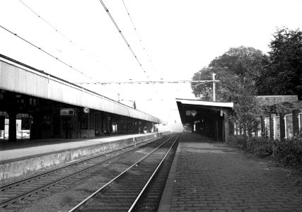 HUA-153299-Gezicht op de perrons van het NS station Naarden Bussum te Bussum