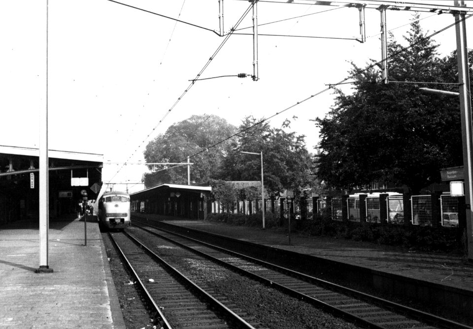 HUA-153300-Gezicht op de perrons van het N.S.-station Naarden-Bussum te Bussum met links langs het perron een electrisch treinstel mat. 1964 (plan V) van de N.S