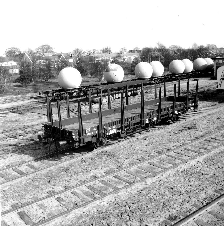 HUA-167480-Afbeelding van de rongenwagen 2184 333 0 672-5 (type Kbs) van de N.S. op het terrein van de Hoofdwerkplaats (wagenwerkplaats) van de N.S. te Amersfoort