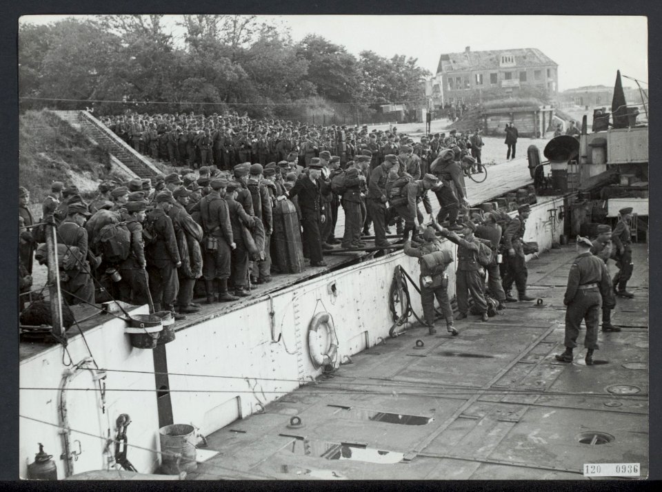 In Den Helder worden de ontwapende Duitse soldaten in LCT boten ingescheept voor, Bestanddeelnr 120-0936