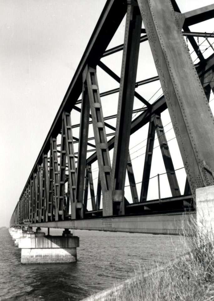HUA-170364-Gezicht op de spoorbrug over het Hollands Diep bij Moerdijk (Moerdijkbrug)