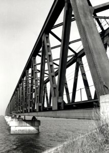 HUA-170364-Gezicht op de spoorbrug over het Hollands Diep bij Moerdijk (Moerdijkbrug)