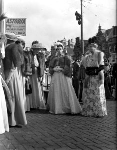 Inhuldiging koningin Juliana. Rijtoer met de Gouden Koets door Amsterdam. De bui, Bestanddeelnr 934-8405