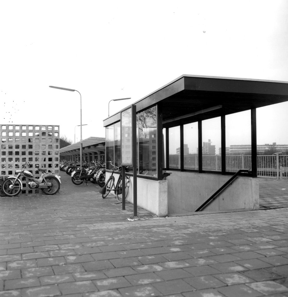 HUA-166718-Gezicht op de toegang tot de perrontunnel van het N.S.-station Gorinchem te Gorinchem, met op de achtergrond de rijwielstalling