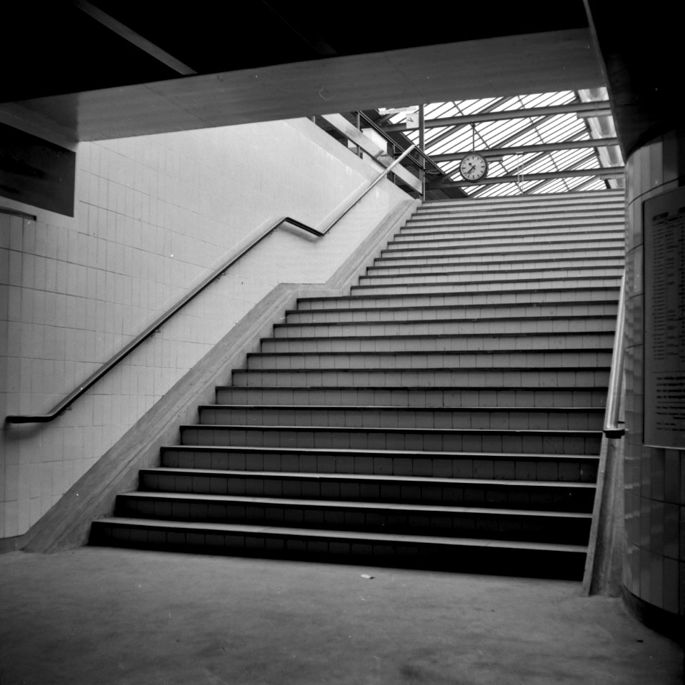 HUA-166709-Gezicht op de tunneltrap van het N.S.-station Schiedam-Rotterdam West te Schiedam