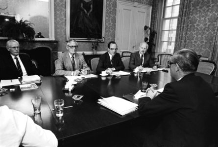 Informateur Scholten spreekt met een delegatie van de Raad van Kerken v.l.n.r., Bestanddeelnr 932-3557