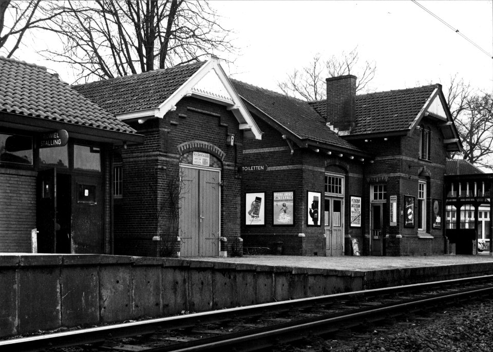 HUA-153278-Gezicht op de perronzijde van het N.S.-station Soestdijk te Soest