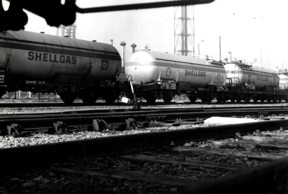 HUA-169642-Afbeelding van ketelwagens van Shellgas op het emplacement van Shell te Pernis