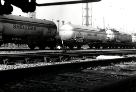 HUA-169642-Afbeelding van ketelwagens van Shellgas op het emplacement van Shell te Pernis
