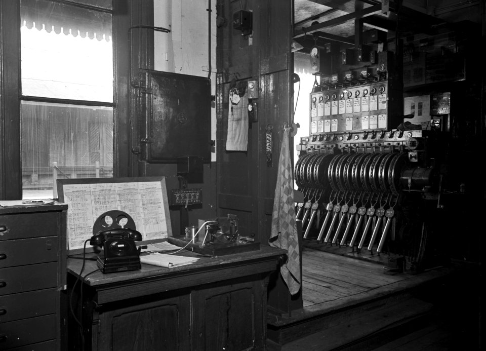 HUA-166690-Interieur van het NS station Zaltbommel te Zaltbommel stationsbureau met rechts het bloktoestel