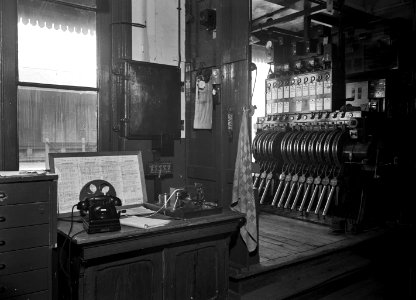HUA-166690-Interieur van het NS station Zaltbommel te Zaltbommel stationsbureau met rechts het bloktoestel
