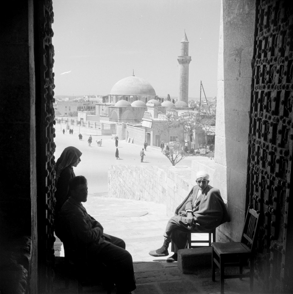 In de citadel van Aleppo Zicht op de grote moskee, Bestanddeelnr 255-5950