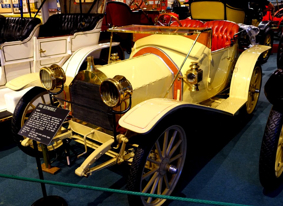 Hupmobile roadster, 1911, made by Hupp Motor Car Co., Detroit, 20 HP, 4 cylinder, gasoline engine - Luray Caverns Car and Carriage Museum - Luray, Virginia - DSC01291