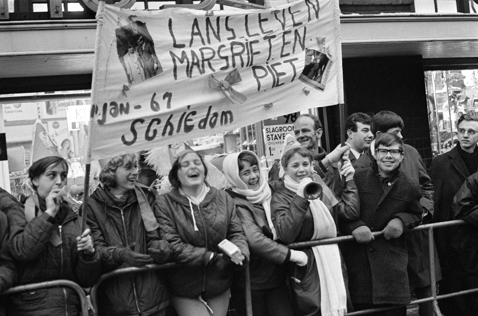 Huwelijk prinses Margriet en mr. Pieter van Vollenhoven rookbommen tijdens de ri, Bestanddeelnr 919-9734