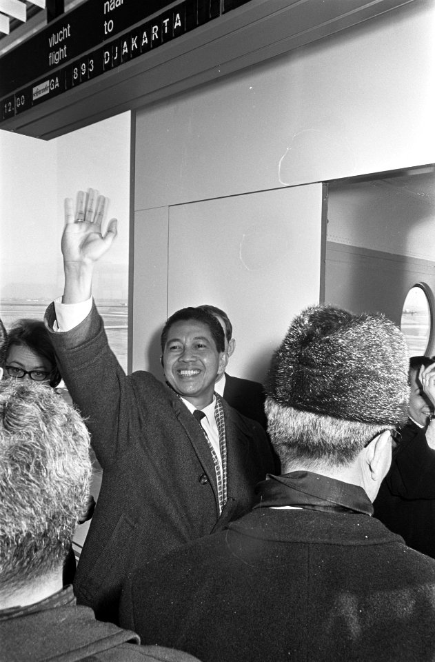 Indonesische Ambassadeur Tjondro Negoro naar Djakarta vertrokken, wuift naar fam, Bestanddeelnr 920-9428