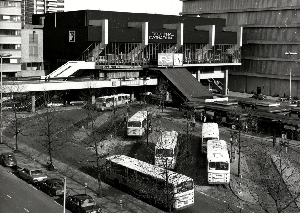 HUA-154517-Gezicht op het Jaarbeursplein te Utrecht met het streekbusstation en de sporthal Catharijne