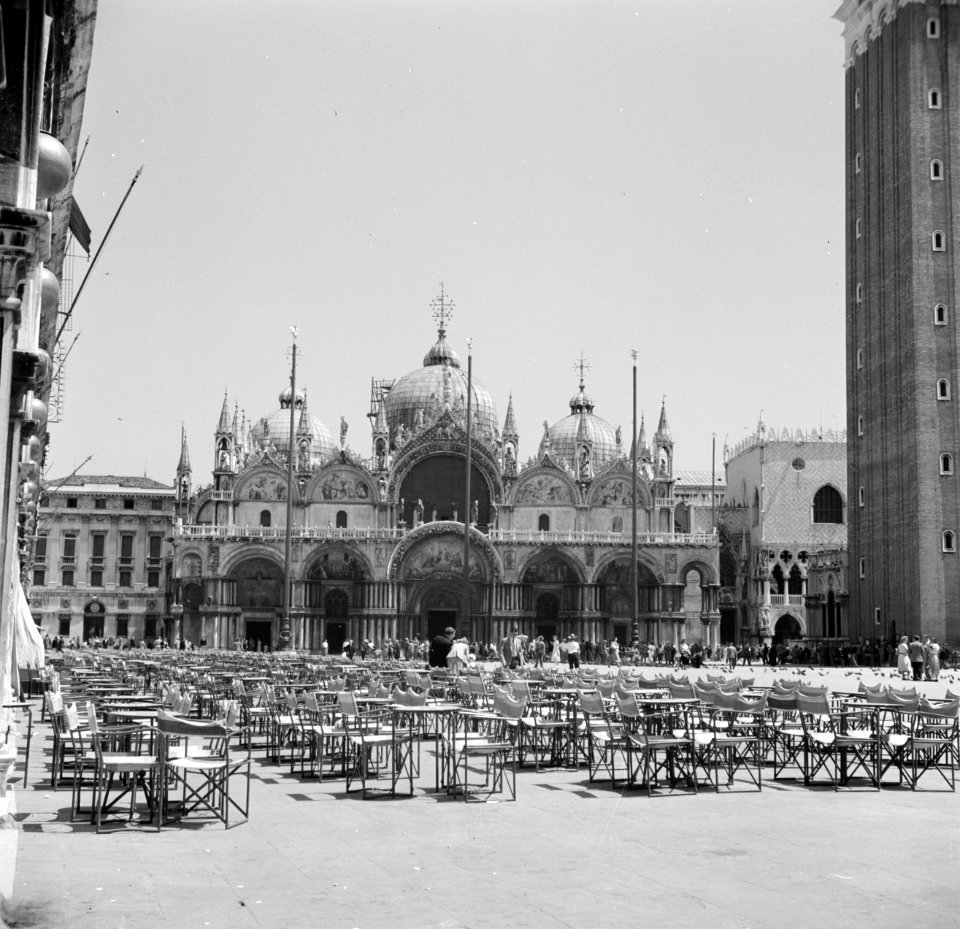 Terrassen op het San Marcoplein met op de achtergrond de Basiliek van San Marco, Bestanddeelnr 254-2043