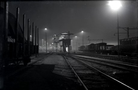 HUA-154789-Gezicht op het rangeerterrein Watergraafsmeer van de N.S. te Amsterdam bij nacht met in het midden het seinhuis Post I