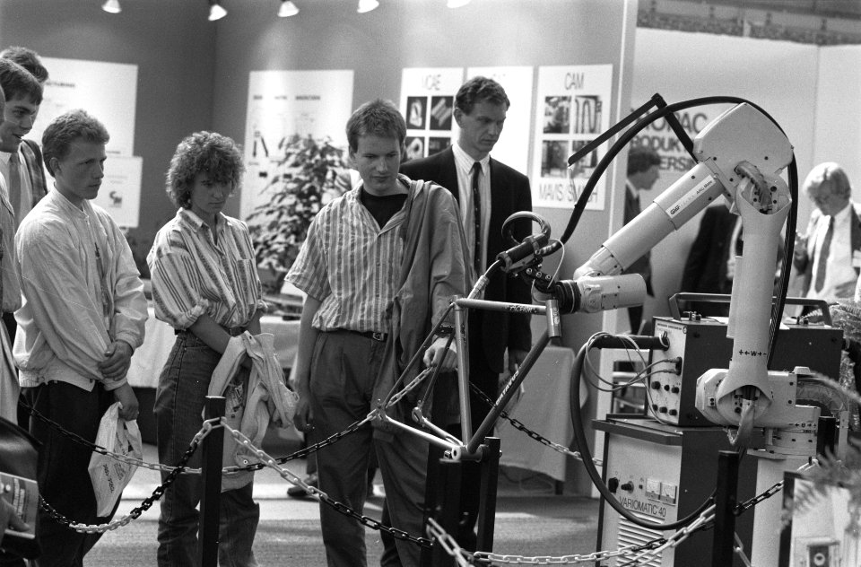 Tentoonstelling Industriële Automatisering in de RAI robot last fietsframe, Bestanddeelnr 934-4507