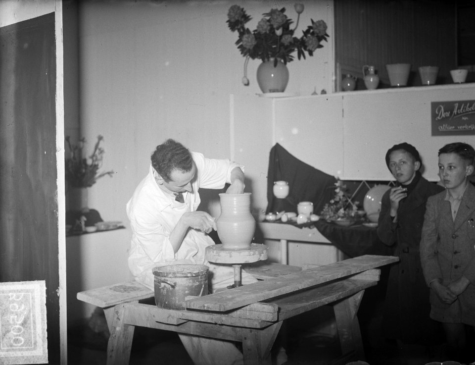 Tentoonstelling Drie Zuilen te Utrecht. Een pottenbakker aan het werk, Bestanddeelnr 903-9500