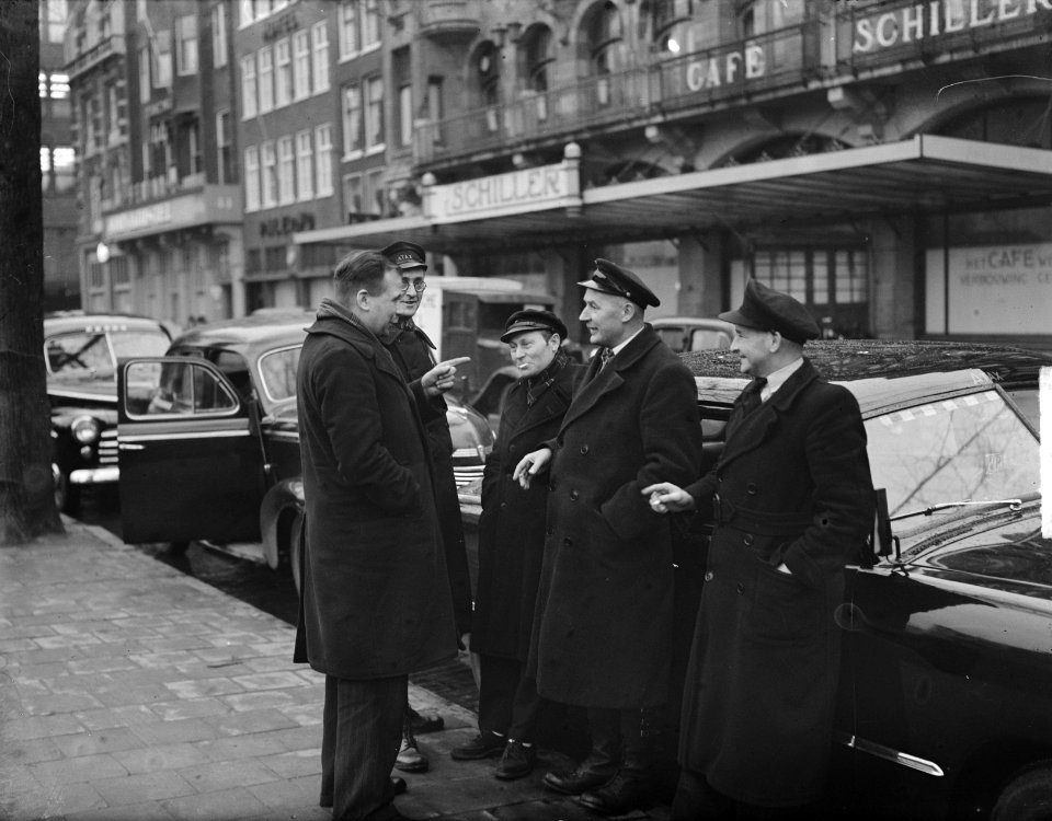 Taxistandplaats tegenover Centraal Station , chauffeurs in gesprek, Bestanddeelnr 903-7933