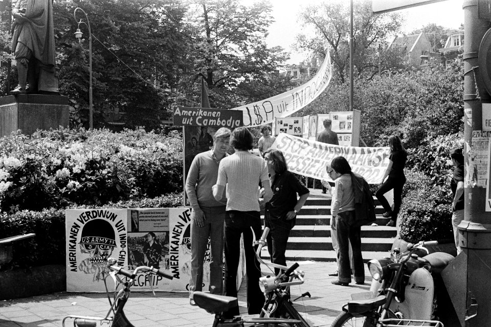 Tentoonstelling over Indo China tegen Amerikanen in Indo China op Rembrandtspl, Bestanddeelnr 923-5765