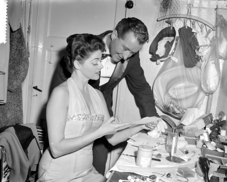 Teddy en Henk Scholten in de kleedkamer van het Luxortheater te Rotterdam, Bestanddeelnr 910-1747