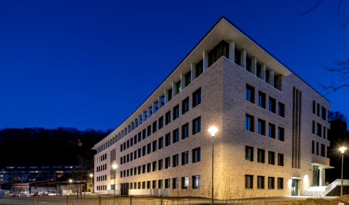 Technisches Rathaus Tübingen von der Wilhelmstraße bei Nacht 2019