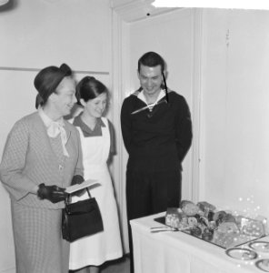Tafeldekwedstrijd in de Huishoudschool aan het Zandpad, mevrouw Van Hall, Bestanddeelnr 917-7842