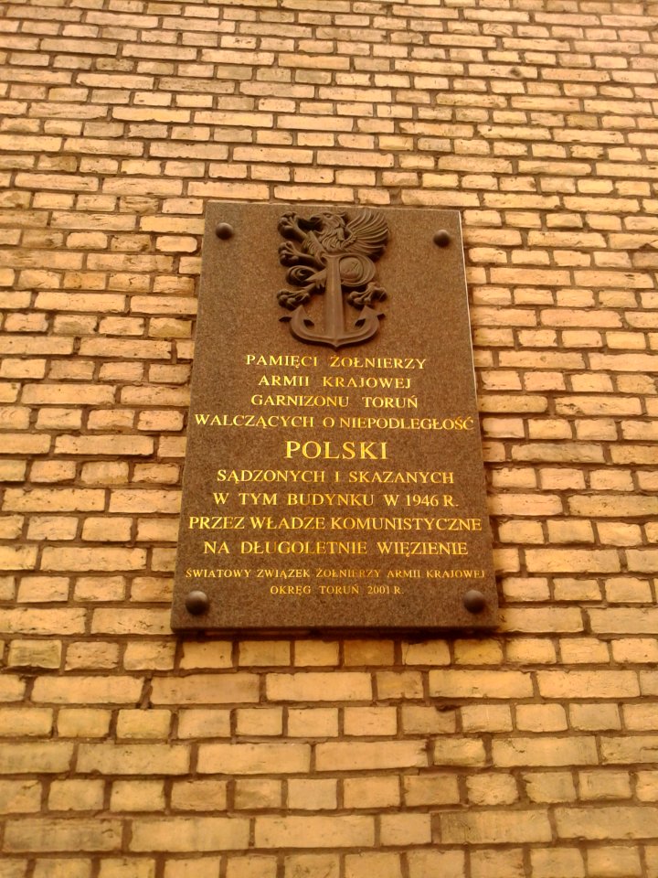 Tablica pamiątkowa na Areszcie Śledczym w Toruniu