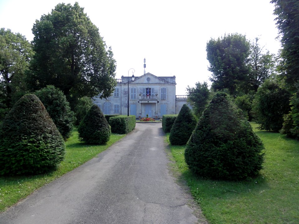 Taillebourg (Charente-Maritime) Château, batiment principal, actuellement la mairie
