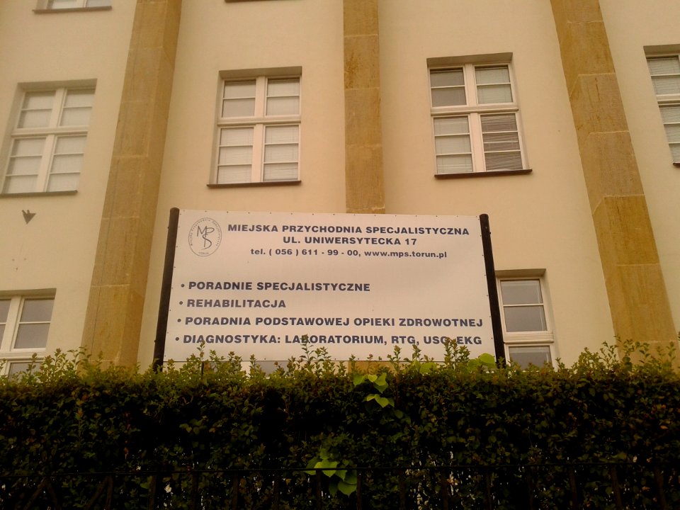 Tablica informacyjna przed budynkiem Miejskiej Przychodni Specjalistycznej w Toruniu