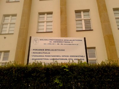 Tablica informacyjna przed budynkiem Miejskiej Przychodni Specjalistycznej w Toruniu