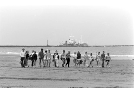 Strandzesdaagse van start in Hoek van Holland . Een van de deelneemsters doet he, Bestanddeelnr 921-5463