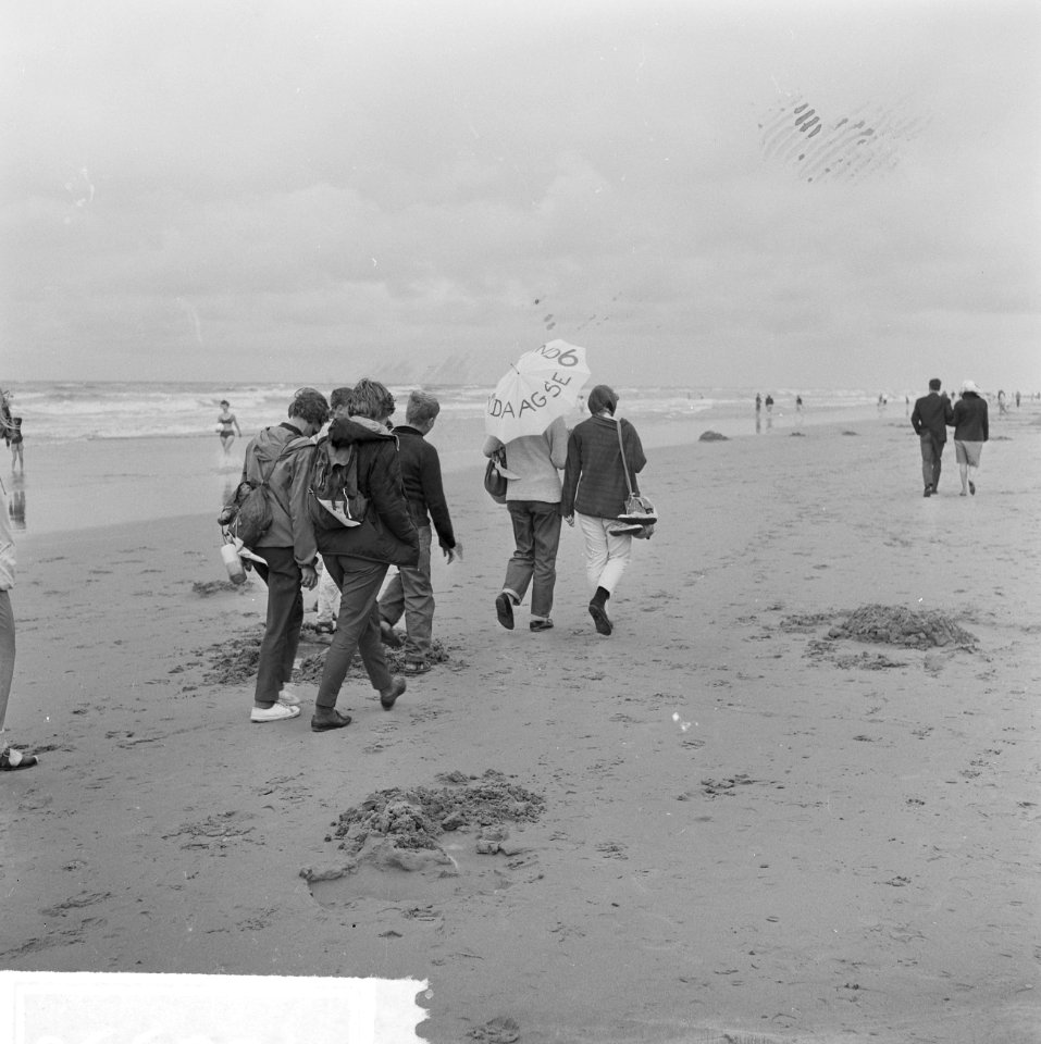 Strandzesdaagse van Wassenaar naar Noordwijk, tweede etappe wandelaars bij Katwijk, Bestanddeelnr 918-0350