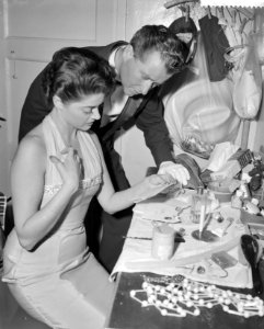 Teddy en Henk Scholten in de kleedkamer van het Luxortheater te Rotterdam, Bestanddeelnr 910-1745