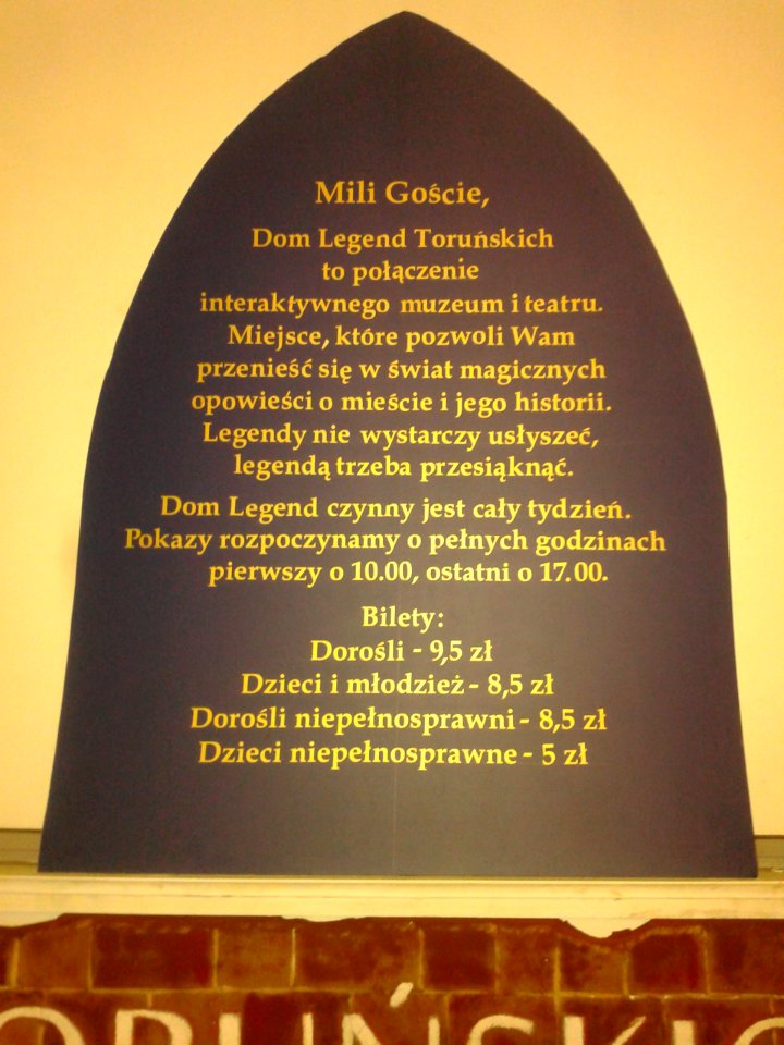 Tablica powitalno-informacyjna dla gości Domu Legend Toruńskich