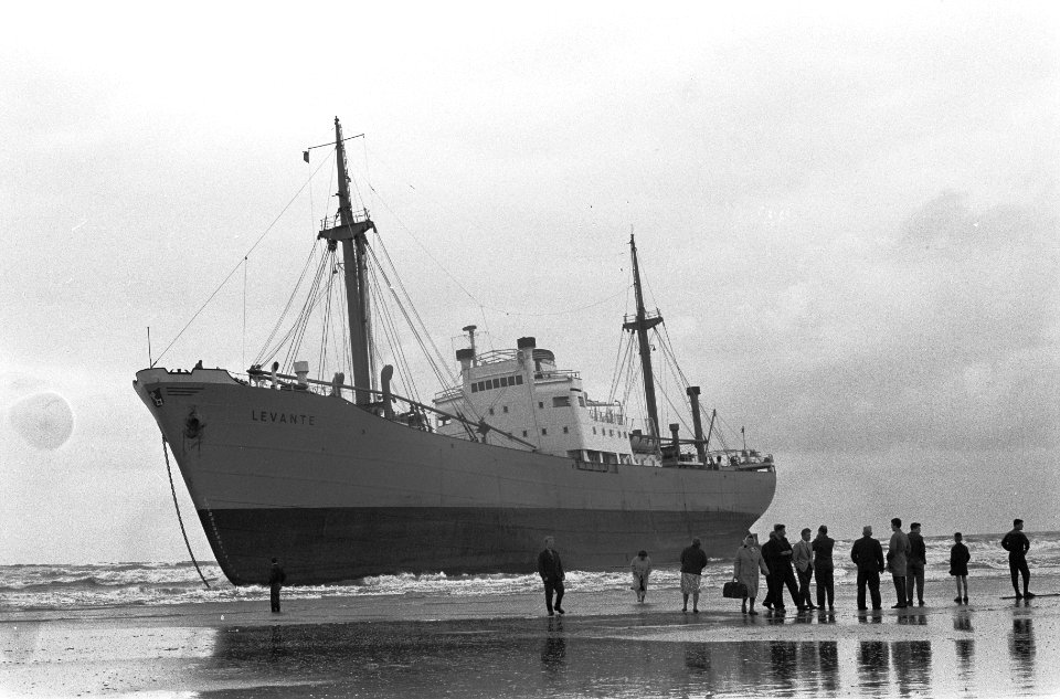Stranding Levante op strand bij Hoek van Holland, Bestanddeelnr 912-9039